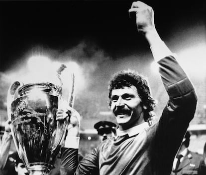El portero del Steaua de Bucarest Helmuth Duckadam levanta la Copa de Campeones de Europa después de que el equipo romano derrotara al Barcelona en la tanda de penaltis en Sevilla, España, el 7 de mayo de 1986.