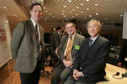 Peter Henderson, Ulrich Teichler y Nobuo Tanaka (de izquierda a derecha), en el seminario <i>Carreras Investigadoras</i>.
