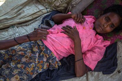 Una mujer enferma en una tienda de campaña en el campo de refugiados Dar Paint en Sittwe, Birmania. 11 de mayo 2014.