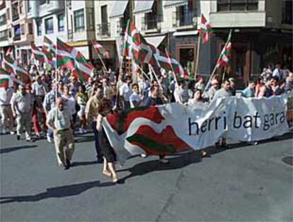 Cabeza de la manifestación con la pancarta en la que se lee <b></b><i>'herri bat gara'</i> ('somos un pueblo').