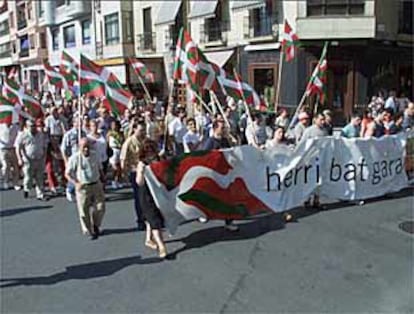 Cabeza de la manifestación con la pancarta en la que se lee <b></b><i>'herri bat gara'</i> ('somos un pueblo').