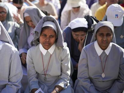 Varias monjas durante la misa por los refugiados celebrada este domingo en la plaza de San Pedro, en el Vaticano. 