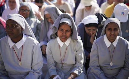 Varias monjas durante la misa por los refugiados celebrada este domingo en la plaza de San Pedro, en el Vaticano.