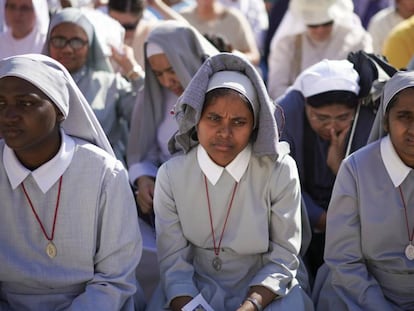 Varias monjas durante la misa por los refugiados celebrada este domingo en la plaza de San Pedro, en el Vaticano. 