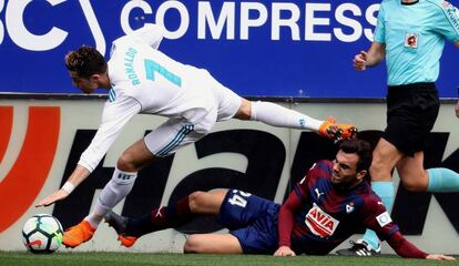Ronaldo, pelea por el balón contra el centrocampista del Eibar, Pedro León.