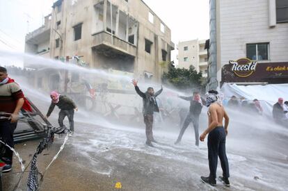 Las fuerzas de seguridad libanesas usan lanza agua para dispersar a los manifestantes.