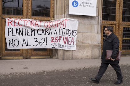 Una pancarta a l'edifici històric de la Universitat de Barcelona