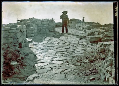 Excavación de la acrópolis de la ciudad de Azaila  hacia 1941.
