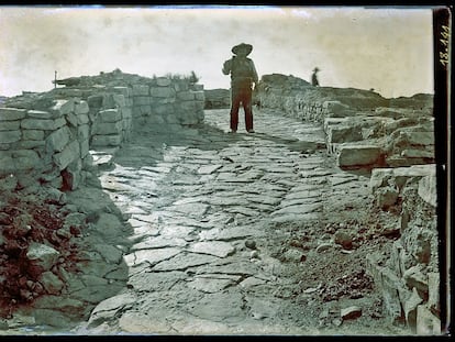 Excavación de la acrópolis de la ciudad de Azaila  hacia 1941.