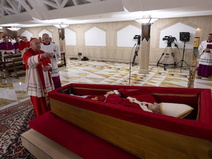 CIUDAD DEL VATICANO, 22/04/2025.- El Vaticano difundió este martes las primeras imágenes del papa Francisco, fallecido este lunes a los 88 años, en el féretro de madera en la capilla de la que fue su residencia, la Casa Santa Marta. El papa descansa sobre un féretro de madera forrado de terciopelo rojo con una casulla purpura y una mitra blanca y en las manos lleva un rosario. EFE/ Francesco Sforza/Dicasterio Para La Comunicación De La Santa Sede SOLO USO EDITORIAL/SOLO DISPONIBLE PARA ILUSTRAR LA NOTICIA QUE ACOMPAÑA (CRÉDITO OBLIGATORIO)