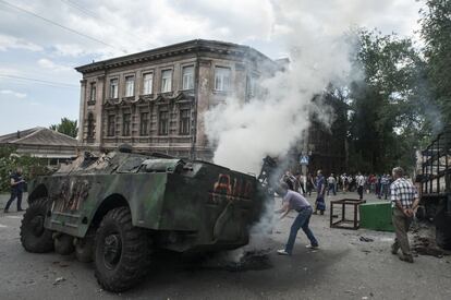 Un vehículo militar incendiado durante los enfrentamientos entre tropas ucranias y rebeldes prorrusos en Mariupol, Ucrania.