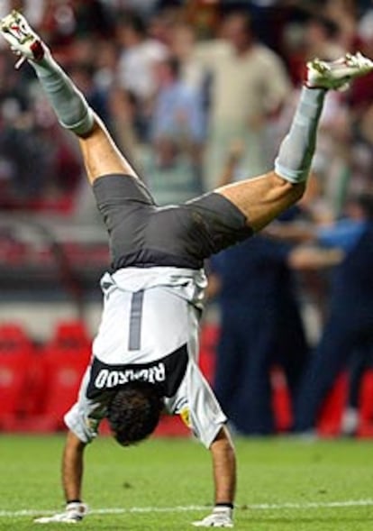 El meta Ricardo celebra dando una voltereta el gol de Postiga, el primero de Portugal.