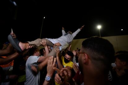 En el punto fronterizo de El Tarajal en Ceuta se ha vivido un ambiente festivo al borde de la medianoche. A un lado, un centenar de personas con su móvil en alto, gritaba, aplaudía y cantaba celebrando la ansiada apertura.