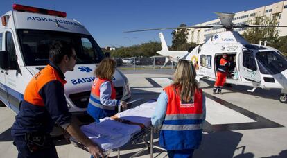 Sanitarios andaluces se dirigen a un helicóptero de Emergencias en Málaga.
