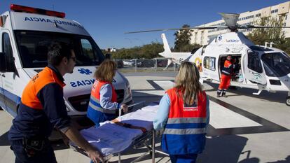 Sanitarios andaluces se dirigen a un helicóptero de Emergencias en Málaga.