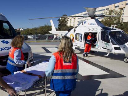 Sanitarios andaluces se dirigen a un helicóptero de Emergencias en Málaga.