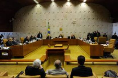 Fotografía tomada el pasado 6 de septiembre en la que se registró una vista general del Tribunal Supremo de Brasil, durante el llamado "juicio del siglo". Ese día el tribunal consolidó la mayoría de votos necesaria para condenar a Vinícius Samarane, un exdirectivo del Banco Rural, entidad implicada en corrupción. EFE/Archivo