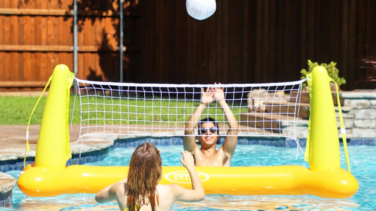 El juego hinchable para la piscina que está arrasando en Amazon y triunfará entre amigos