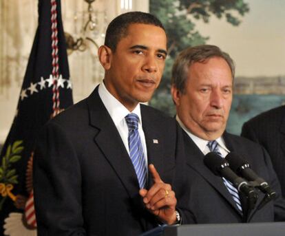 Barack Obama, durante la rueda de prensa. A su derecha el principal asesor económico de la Casa Blanca, Lawrence Summers.