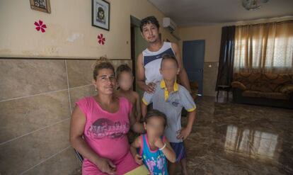 Dos de los tres hijos de esta familia de Ja&eacute;n reciben reparto de merienda y desayuno en el colegio.