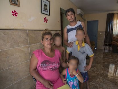 Dos de los tres hijos de esta familia de Ja&eacute;n reciben reparto de merienda y desayuno en el colegio.