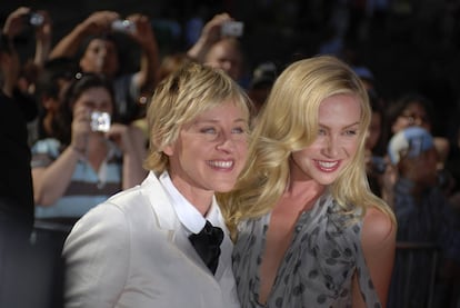 Ellen Degeneres y Portia de Rossi. Se enamoraron inmediatamente la una de la otra cuando coincidieron en el programa ‘VH1 Big’, en 2004. Entonces la actriz aún no había revelado públicamente que le gustaban las mujeres. “Ellen me dejó sin aliento. Nunca me había pasado en mi vida y cuando la vi experimenté todas esas cosas que escuchas en las canciones o ves en las películas. Me temblaron las rodillas”, contó de Rossi en ‘The Advocate’. Cuatro años después se casaron. 