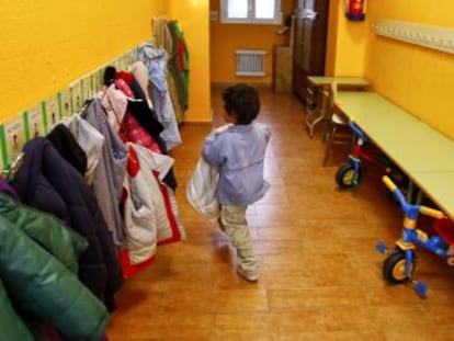 Un alumno cuelga su abrigo en un pasillo del colegio público Vasco Núñez del distrito de Fuencarral.