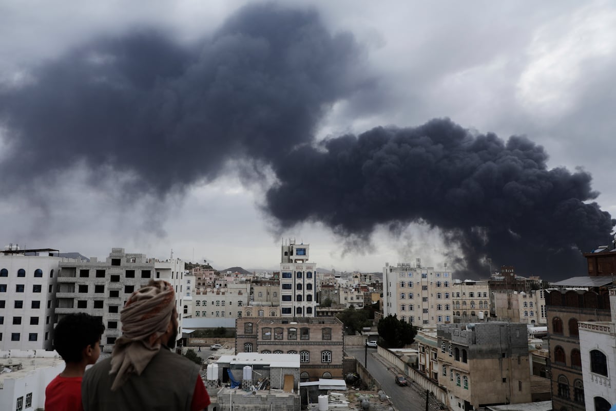Israel bombardea el aeropuerto de la capital de Yemen