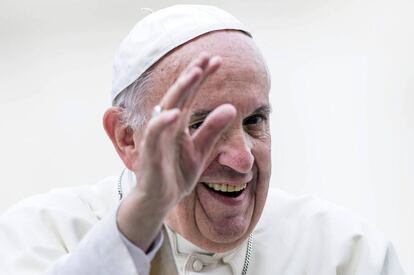 El papa Francisco saluda a los fieles.