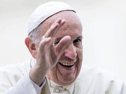  El papa Francisco saluda a los fieles.