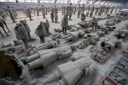 Arqueólogos chinos en los trabajos de restauración de los famosos guerreros de terracota, en una imagen de 2007.