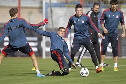 Los jugadores del Bayern de Múnich Thomas Müller, Philipp Lahm, Pierre Hojbjerg y Javi Martinez practican durante una sesión de entrenamiento celebrada en el complejo deportivo de Saebener Strasse, en Múnich (Alemania) hoy, martes 18 de febrero de 2014. El Arsenal recibe este miércoles al Bayern de Múnich dispuesto a mantener en la Liga de Campeones el momento dulce que atraviesa esta temporada en Inglaterra, donde es uno de los favoritos para hacerse con la Premier tras varios años fuera de la carrera por el título.