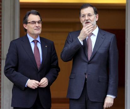 El presidente del Gobierno, Mariano Rajoy, y el presidente de la Generalitat de Cataluña, Artur Mas, posan a la puerta del Palacio de La Moncloa.