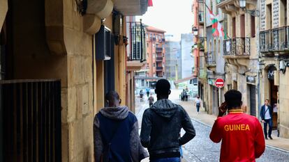 Tres jóvenes recorren Irún en julio de 2021.