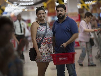 Priscila Galhardo e Zalor Martins, pais de uma criança de um ano, fazem a compra juntos. 