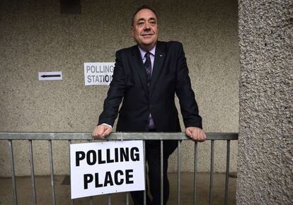 El primer ministro escoces Alex Salmond posa antes de votar en Strichen, Escocia