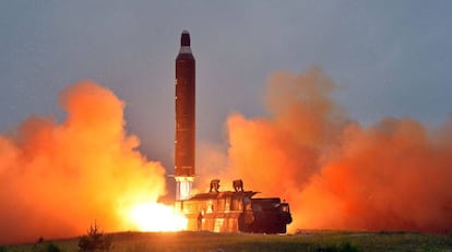 Corea del Norte lanza un misil balístico Hwasong-10 en junio de 2016.