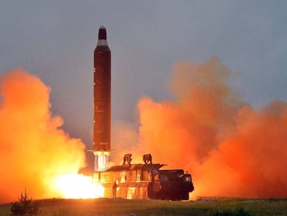 Corea del Norte lanza un misil balístico Hwasong-10 en junio de 2016.