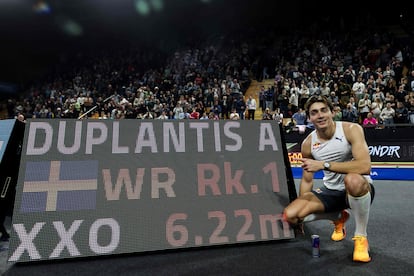 Armand Duplantis después de batir el récord del mundo de salto con pértiga por sexta vez, en Francia este sábado.