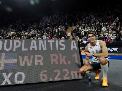 Armand Duplantis después de batir el récord del mundo de salto con pértiga por sexta vez, en Francia este sábado.