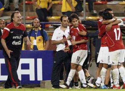 Varios jugadores chilenos celebran un gol ante Bielsa, a la izquierda, en el partido contra Colombia.