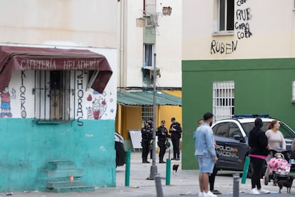 Agentes de policía en la zona de la redada en las Tres Mil Viviendas, este viernes en Sevilla.