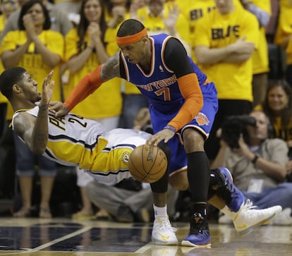 Carmelo Anthony derriba a Paul George