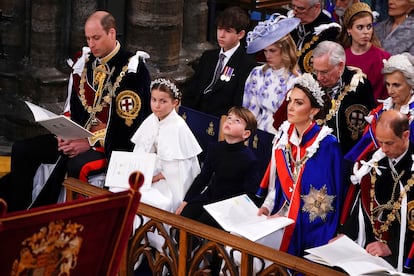 De izquierda a derecha, el príncipe Guillermo (primero en la línea de sucesión al trono británico), dos de sus hijos, la princesa Carlota y el príncipe Luis, la princesa de Gales y el príncipe Eduardo, en la coronación de Carlos III. 