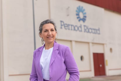 Carmen del Río es la nueva directora de operaciones de Pernod Ricard Iberia también formará parte del comité de dirección. Del Río pasará a estar al frente de los tres centros de producción que la compañía tiene en España, dos ubicados en Galicia y un tercero en Ciudad Real, desde el que el grupo exporta a más de 60 países. Lleva más de dos décadas de trayectoria en la empresa, donde su último puesto fue el de jefa de desarrollo industrial de Pernod Ricard España.