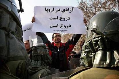 Un manifestante iraní, con una pancarta en la que se lee "La libertad en Europa es una mentira", ayer frente a la Embajada de Francia en Teherán.