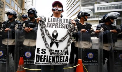 Uma mulher protesta contra os ataques à imprensa na Venezuela em fevereiro de 2014