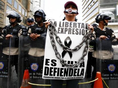 Uma mulher protesta contra os ataques à imprensa na Venezuela em fevereiro de 2014