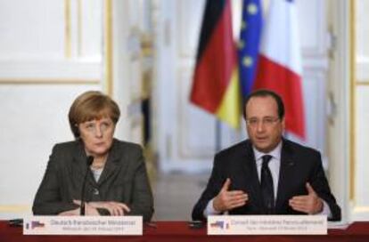 La canciller alemana, Angela Merkel (i), y el presidente francés, François Hollande, comparecen en una rueda de prensa durante el encuentro que mantuvieron en el palacio del Elíseo en París, Francia.