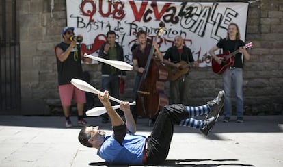 Un grupo de artistas callejeros, ayer tras la explicación a la prensa de sus problemas.